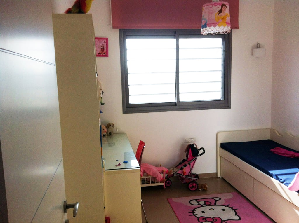 חלון חדר ילדים עם סורג, רשת ותריס