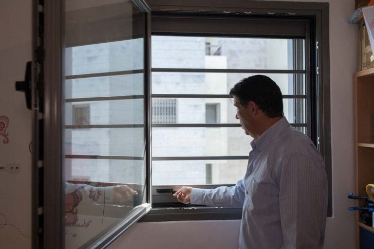 סורגים עם רשת