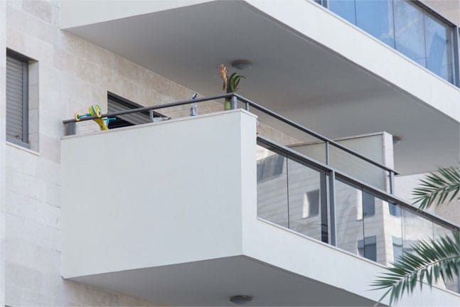 דוגמא של מעקה בטיחות למרפסת עבודת שטח של רשת הגנה