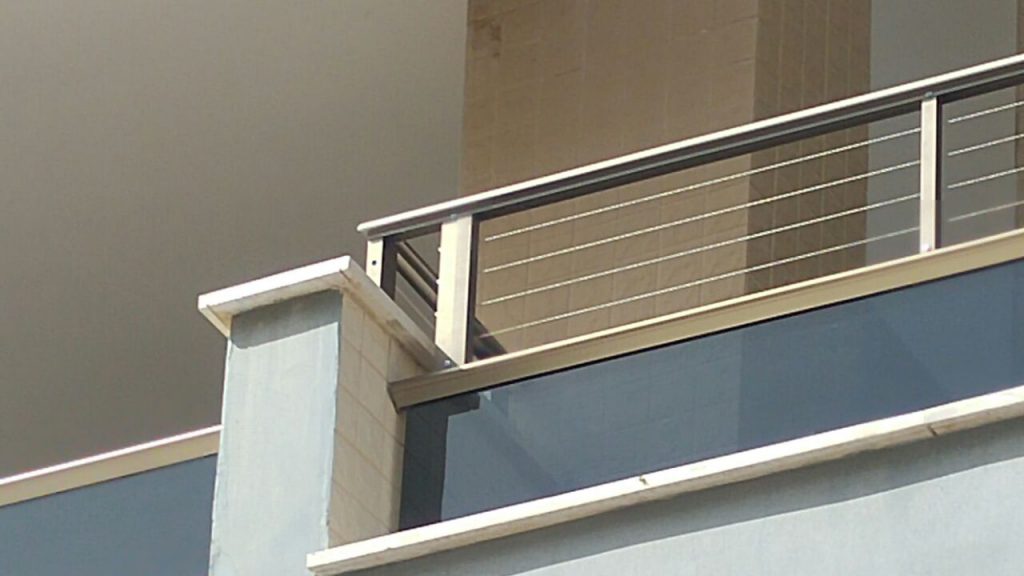 תמונה של הגבהת מעקה למרפסת, מעקה העשוי ברזל מאוד מומלץ - רשת הגנה