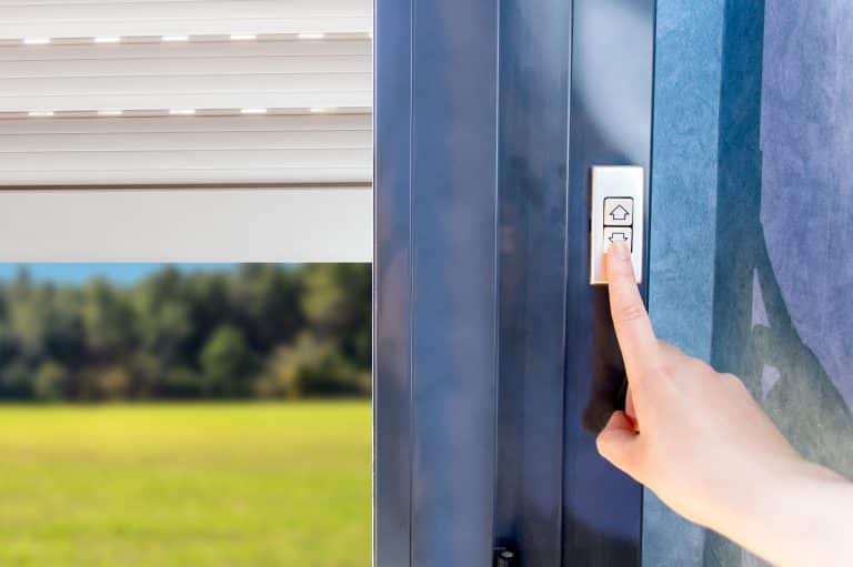 חלונות חשמליים מותקנים בבית